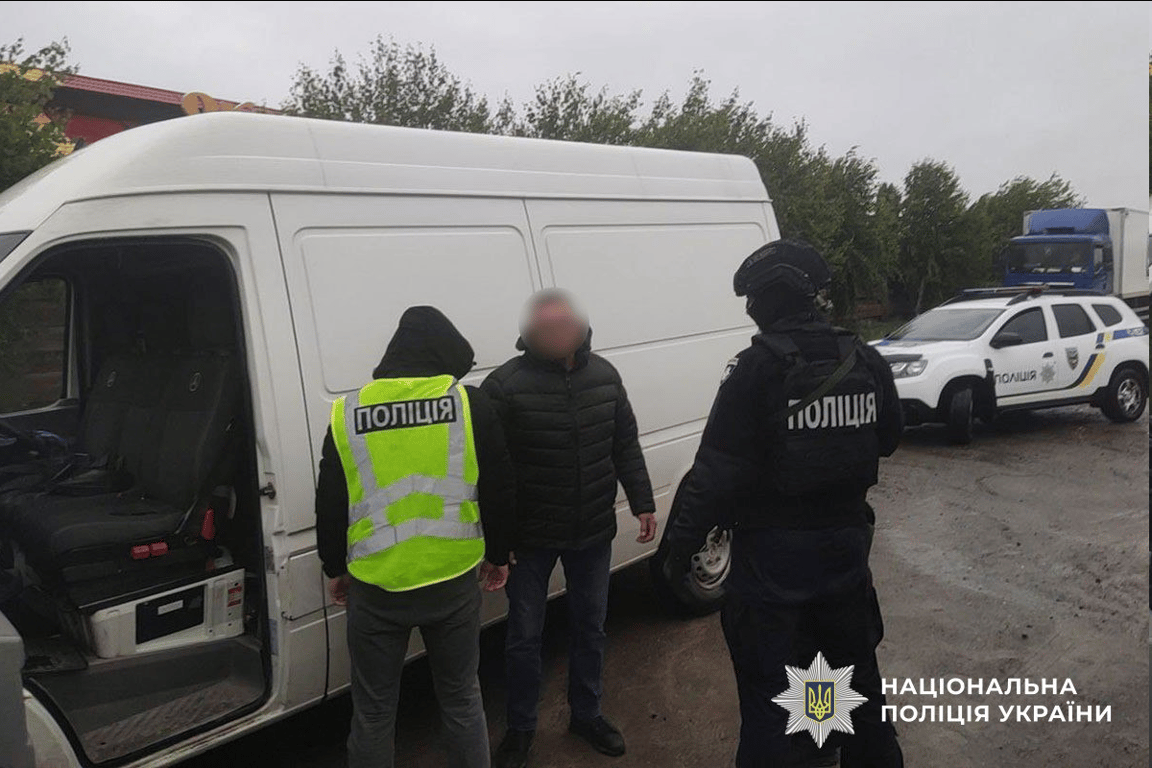 Переправляли ухилянтів за кордон — поліція викрила злочинців - фото 3