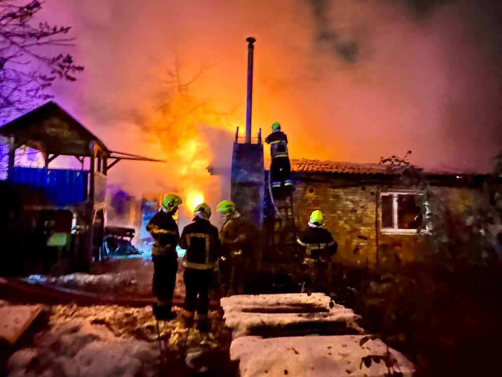 Ликвидация последствий обстрелов в Киеве. Фото: в.и.о. главы Дарницкой районной администрации в Киеве Николай Калашник