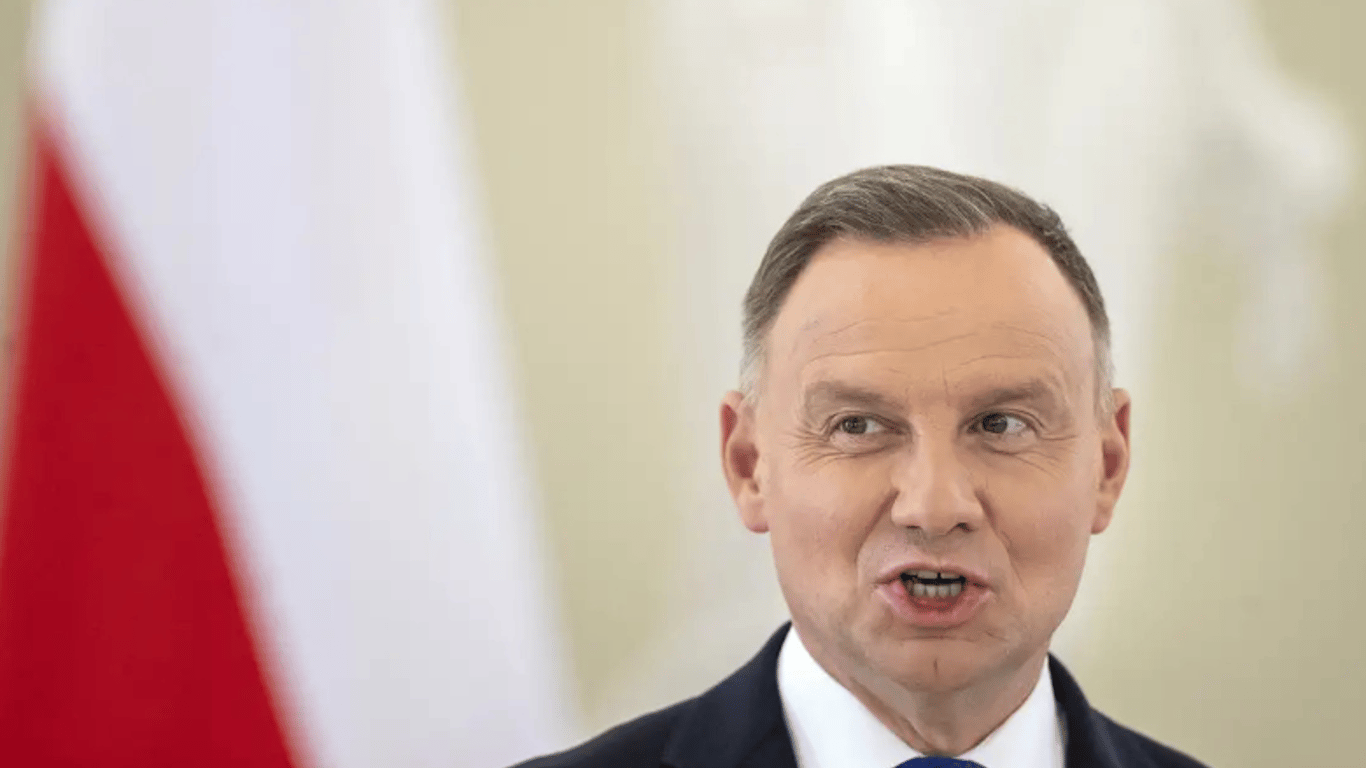 Дуда пояснив, чому Польща не буде передавати зброю Україні