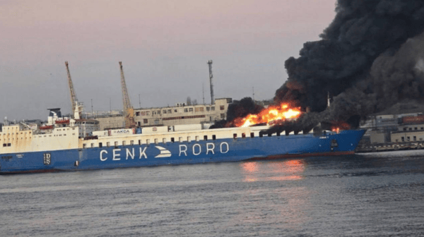 Пожар на судне в Одессе после атаки РФ: есть раненый