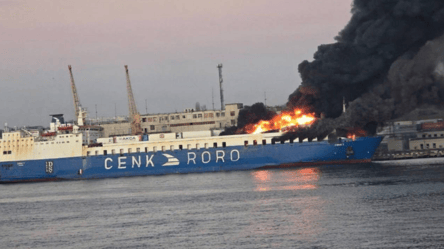 После атаки РФ в Одессе горит судно — СМИ пишут о раненом - 290x166