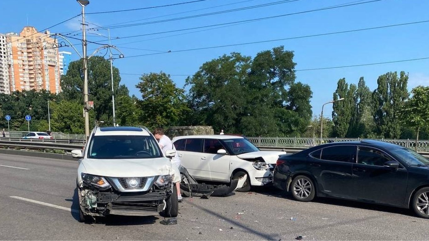 В Киеве столкнулись три автомобиля: на дороге образовалась пробка