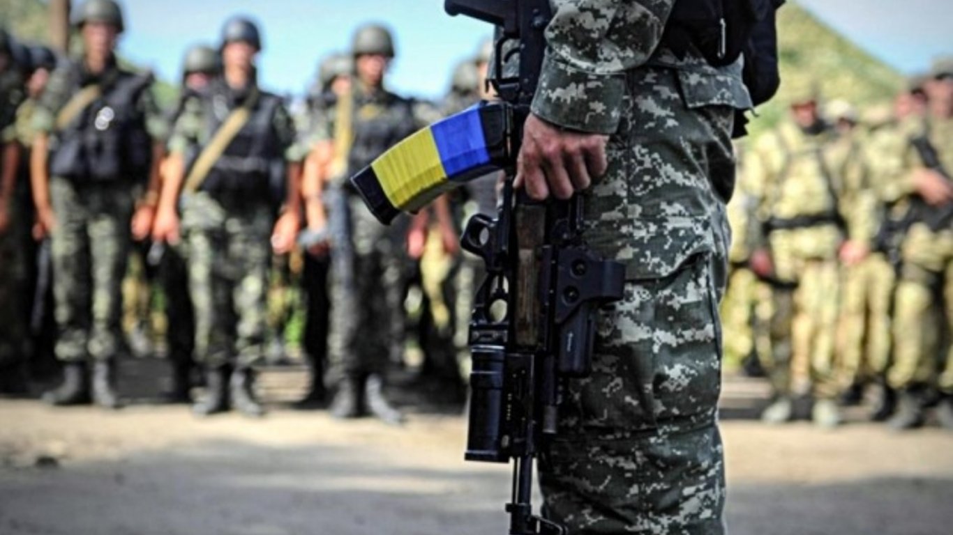 Майже кожен українець служитиме в армії до кінця війни