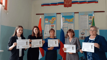 В Росії вчителі з учнями привітали Путіна плакатами з портретом Бандери - 285x160
