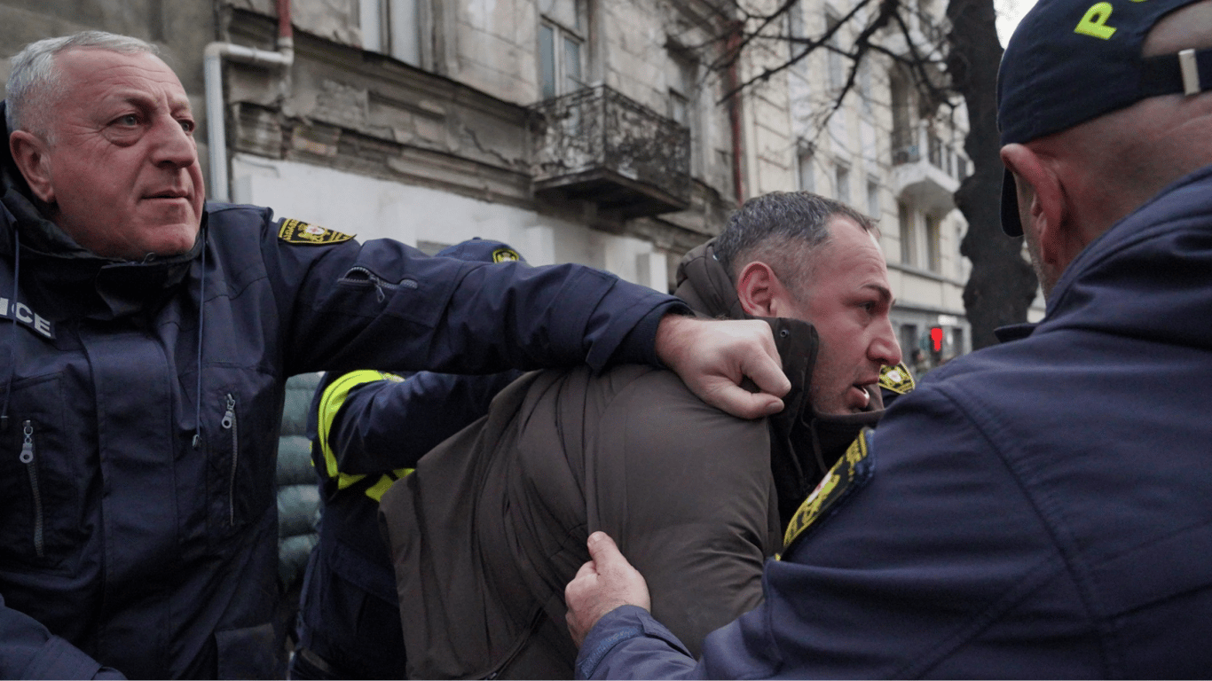 Протесты в Грузии — полиция снесла палаточный городок оппозиции