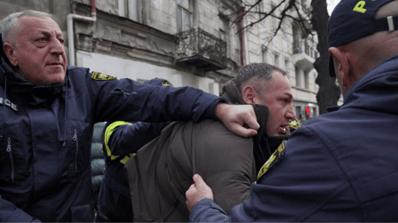 Поліція розігнала наметове містечко опозиції у Тбілісі — відео - 285x160