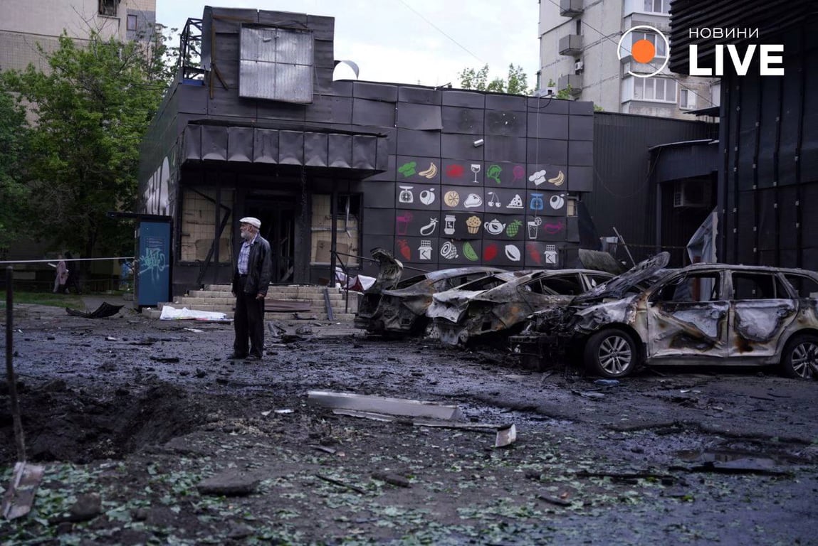 Вирви та руїни — фоторепортаж наслідків нічної атаки РФ на Київ - фото 1