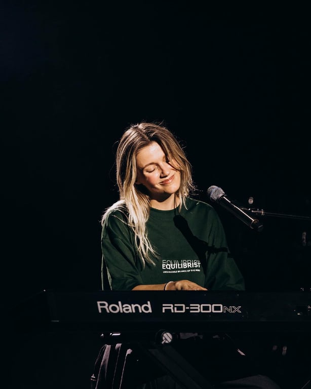 Співачка KOLA