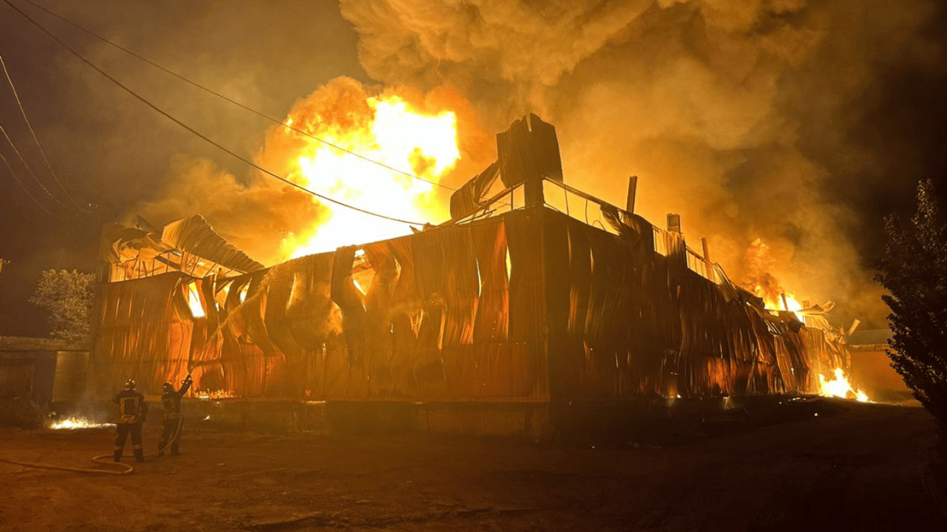 Ликвидировано масштабное возгорание на промышленном объекте Киевщины