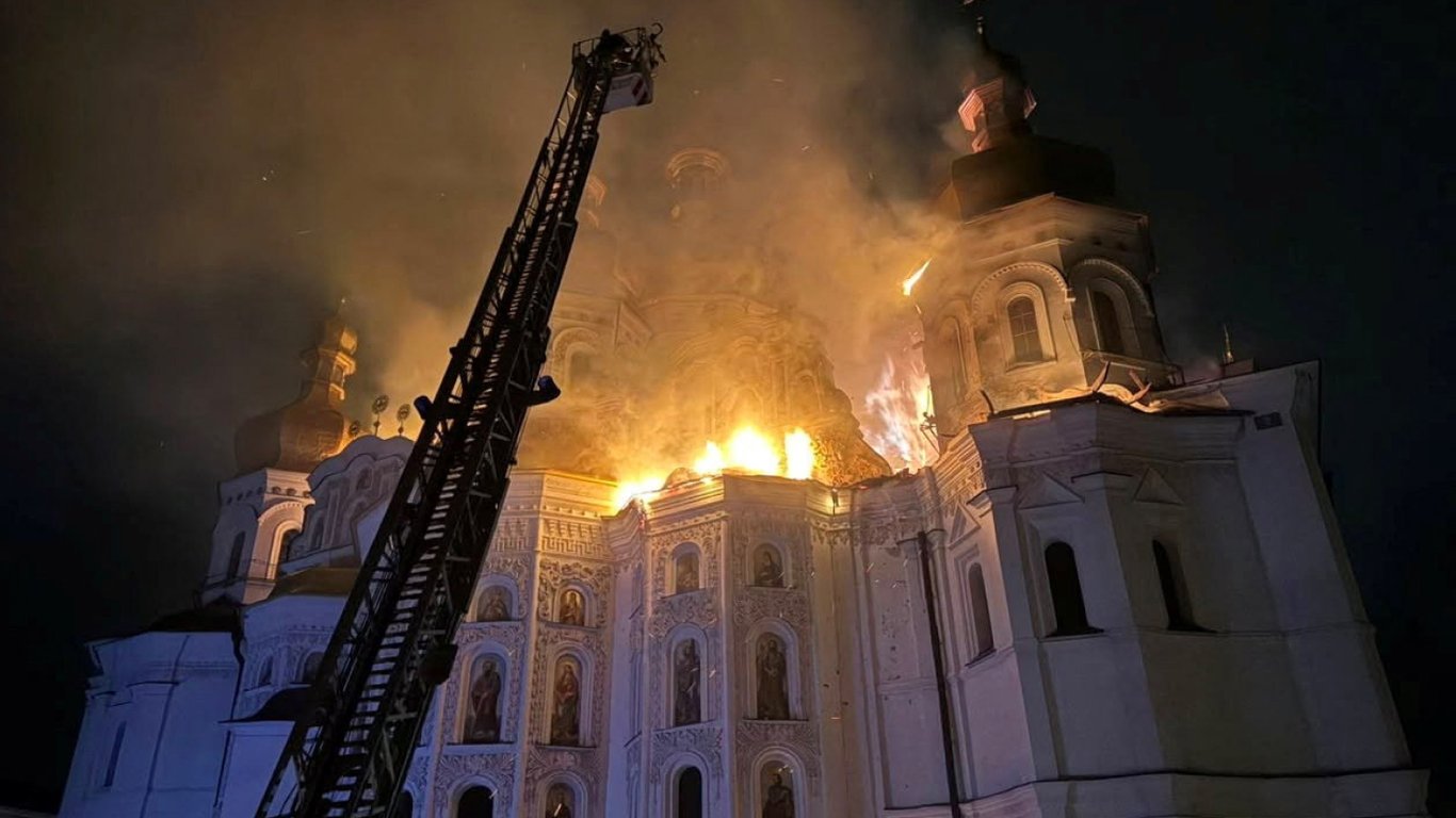В сети появилось видео момента удара по Киево-Печерской лавре