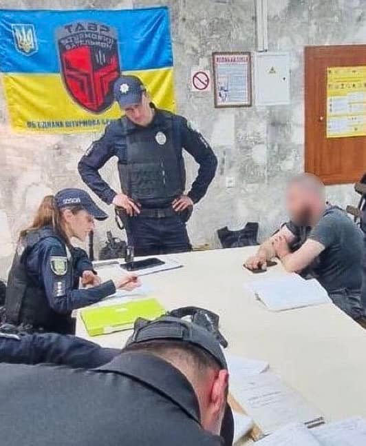 Працівники поліції складають протокол. Фото: Олексій Білошицький