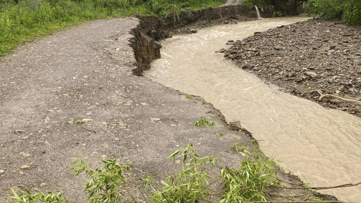 Які дороги пошкоджені через потоп на Львівщині: список