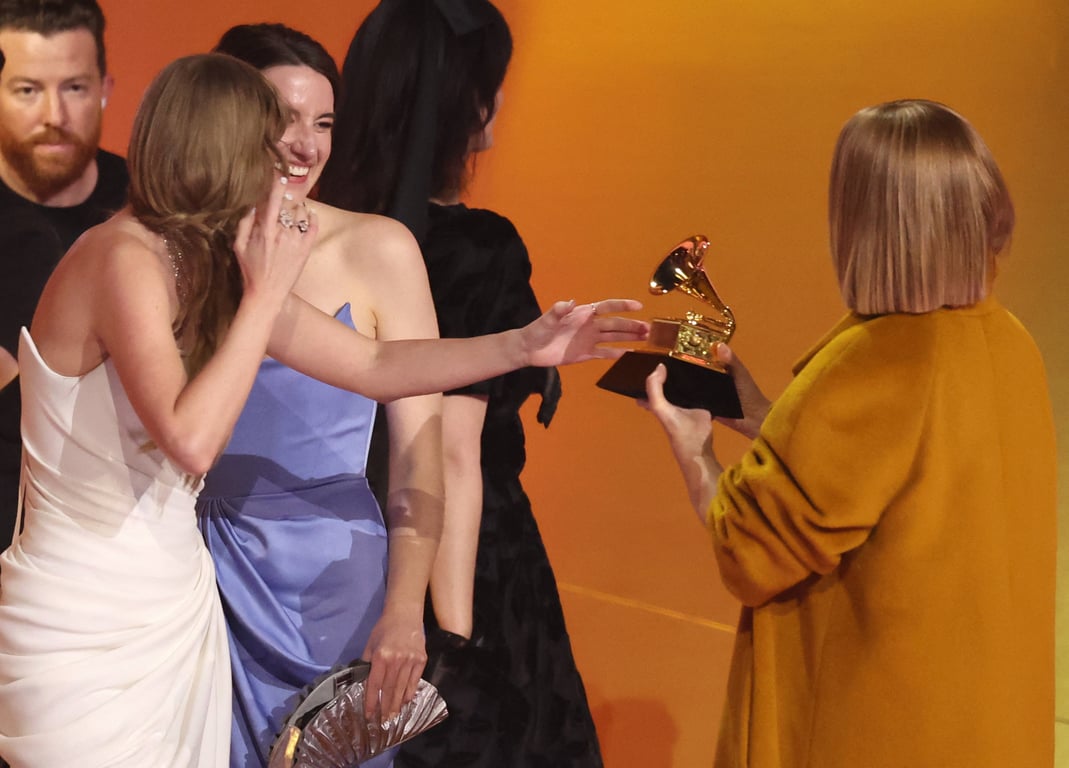Певица Селин Дион вручает награду Тейлор Свифт. Фото: Reuters