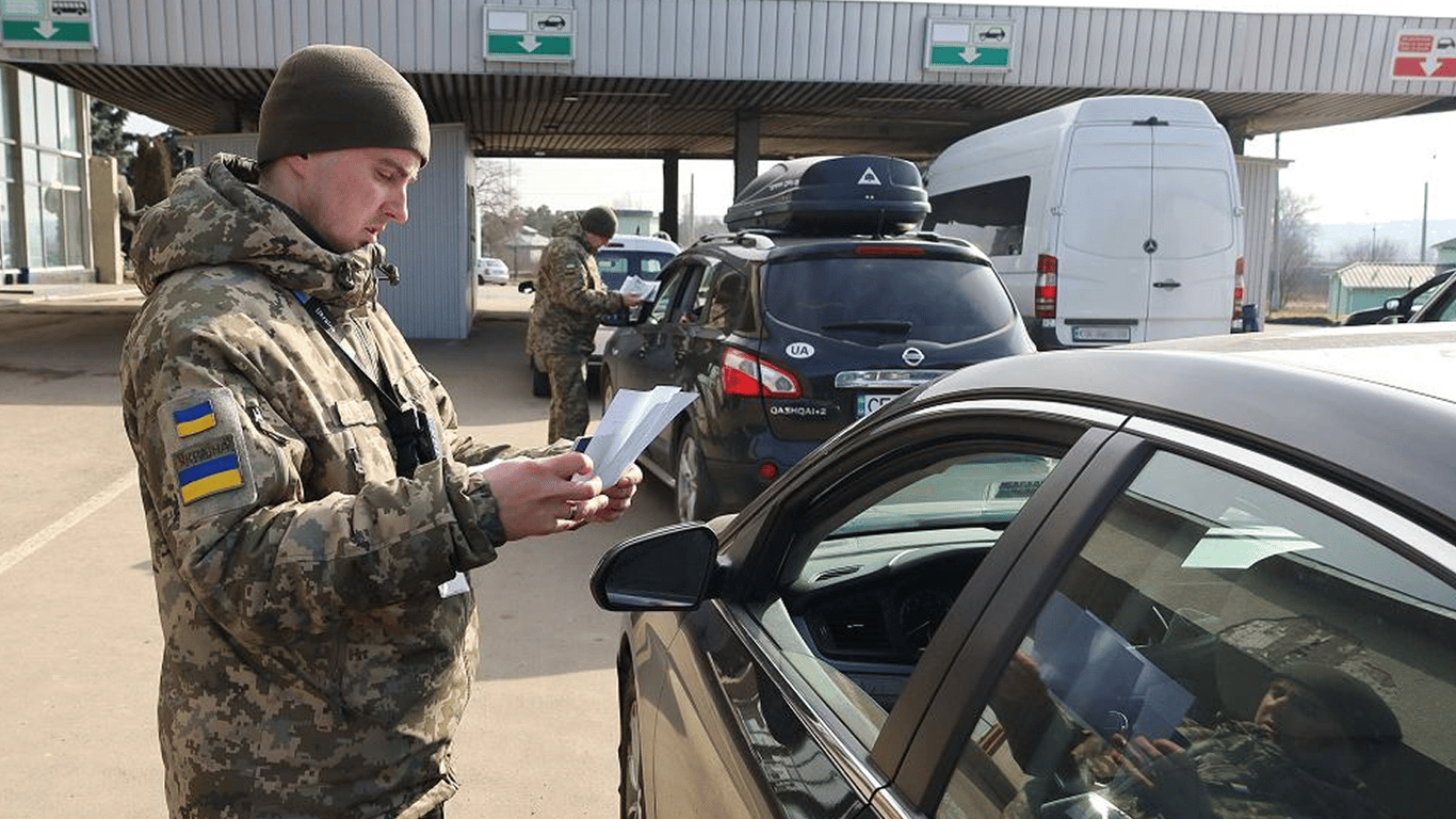 Выезд за границу для водителей гумгрузов — кому разрешат