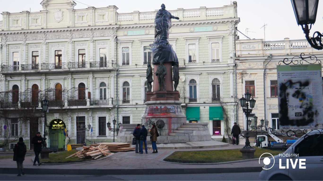 Демонтаж скандального памятника Екатерине II