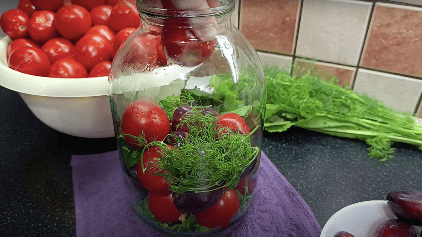 мариновані помідори зі сливами