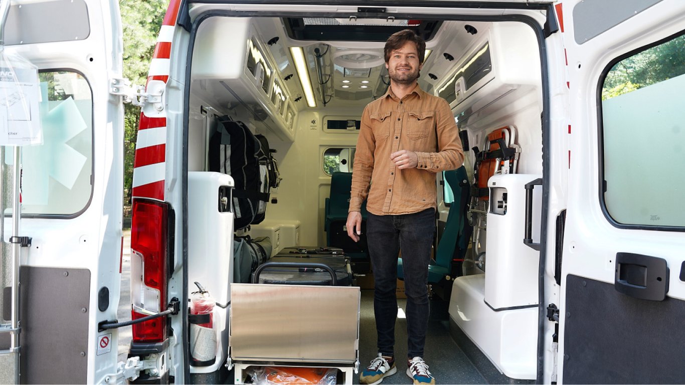 Фонд MK Foundation передав прикордонникам мінівени та машини швидкої допомоги