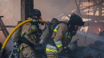 У Києві після атаки РФ палають резервуари з паливом та будівля - 290x166