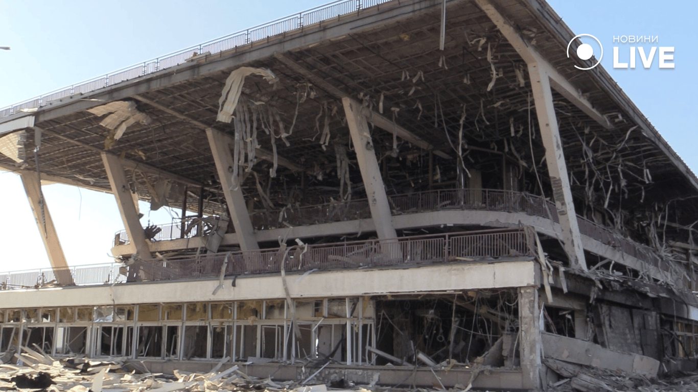 Пошкоджена будівля на морському вокзалі. Фото: Новини.LIVE