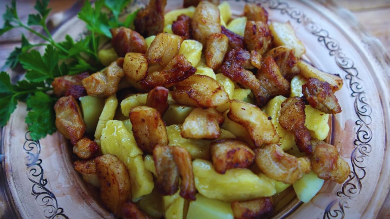 Жареный картофель с салом и клецками — древний украинский рецепт.