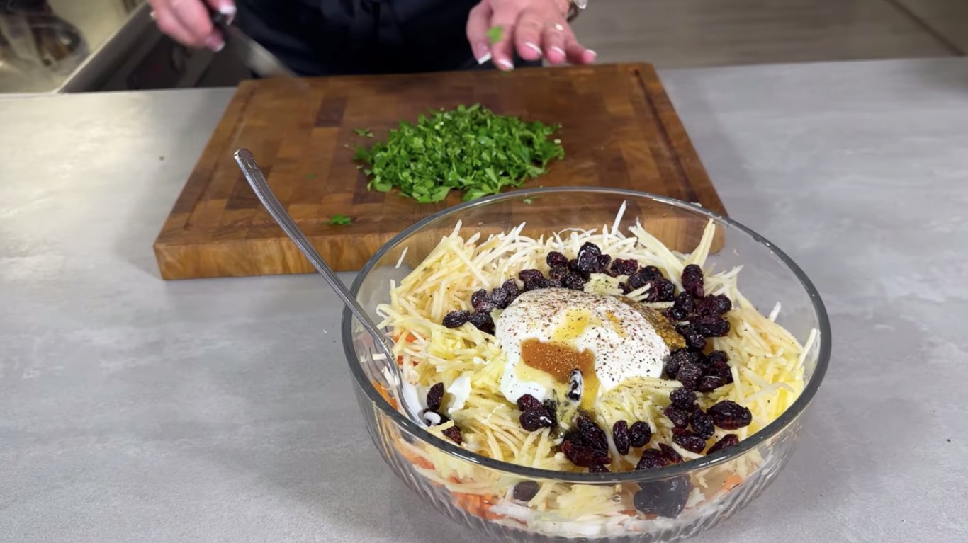 свіжий салат з яблук, моркви та селери з журавлиною