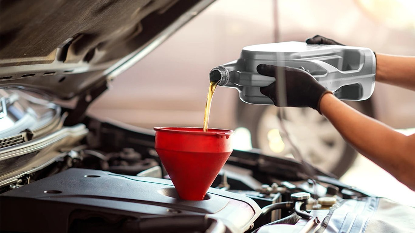 Автопроизводители советуют менять моторное масло реже: стоит ли их слушать