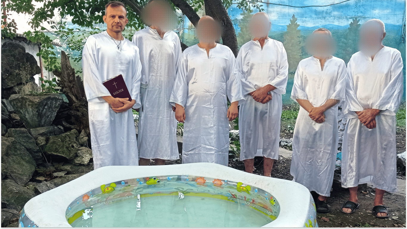 В Хмельницкой области решили покрестить осужденных в детском надувном бассейне