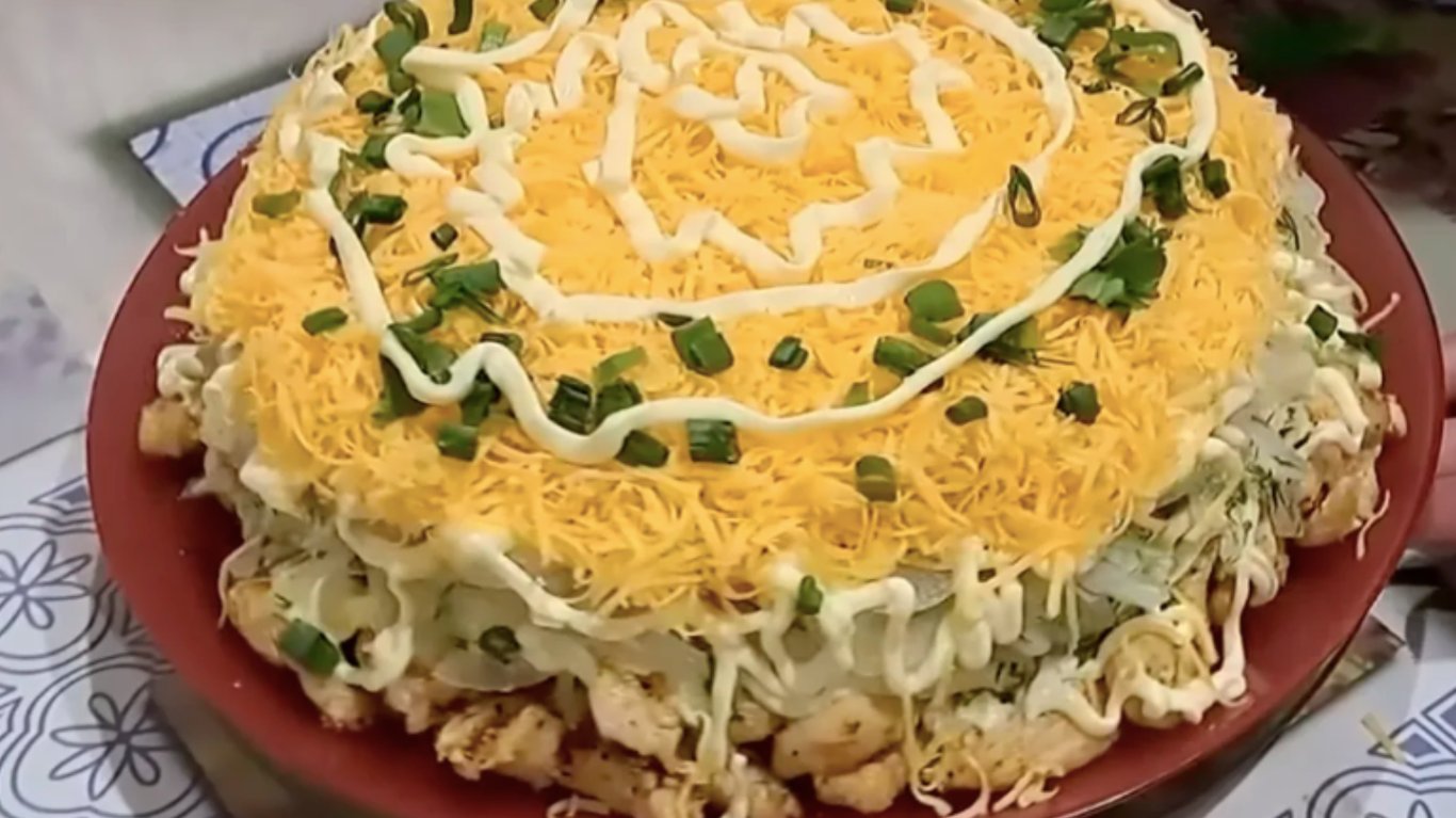 рецепт новорічного садату з куркою та цибулею