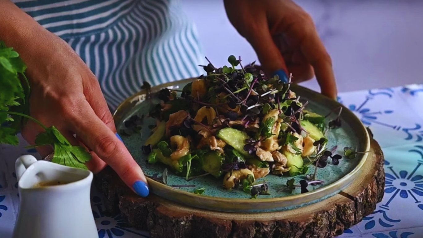 Тайский салат из огурцов с арахисовой заправкой — видео рецепт