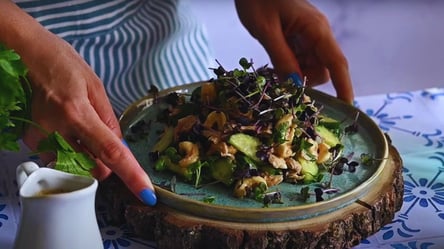 Рецепт тайського салату з огірків та арахісовою заправко ідеальний у рік Дракона 2024 - 285x160
