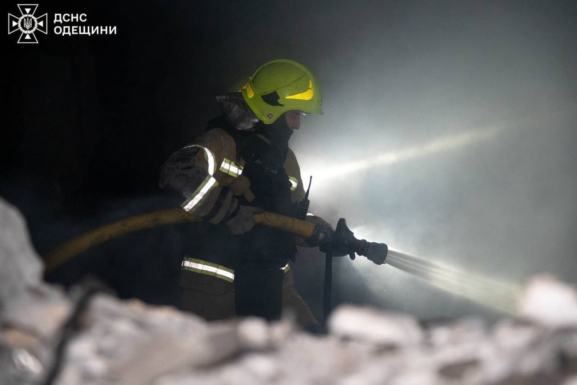 Рятувальник піною тушить пожежу