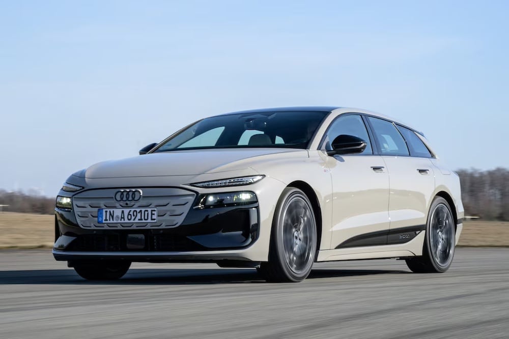 Білий універсал Audi A6 Avant e-tron Performance на дорозі