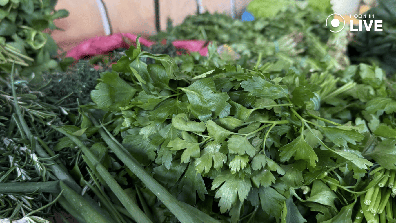 Пучки петрушки лежать