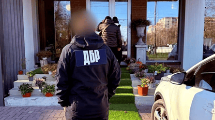 На Хмельниччині чиновник міграційної служби приховував 30 млн грн - 285x160