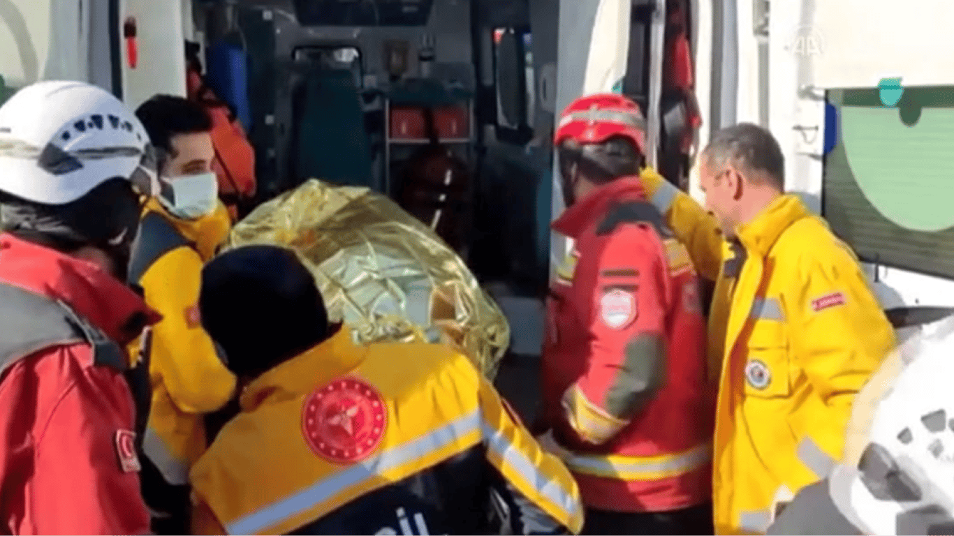 В Турции спасли 13-летнего мальчика, находившегося под завалами 55 часов