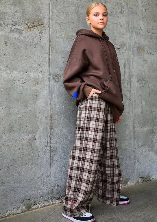 Под клетчатые штаны важно подобрать правильную одежду.