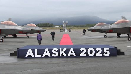 На Алясці для Путіна приготували червону доріжку — відео - 285x160