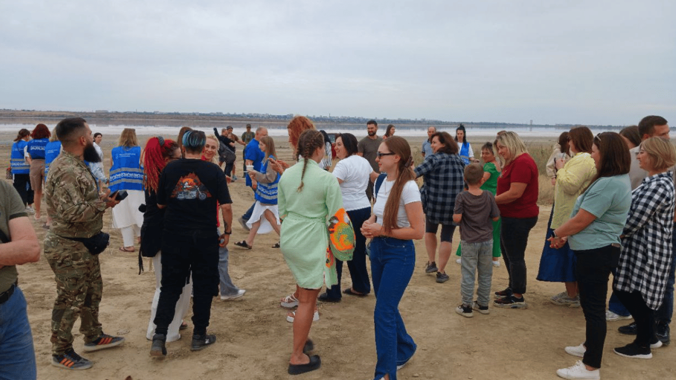 Щоб врятувати Куяльницький лиман одесити збирають сіль — фото - фото 4