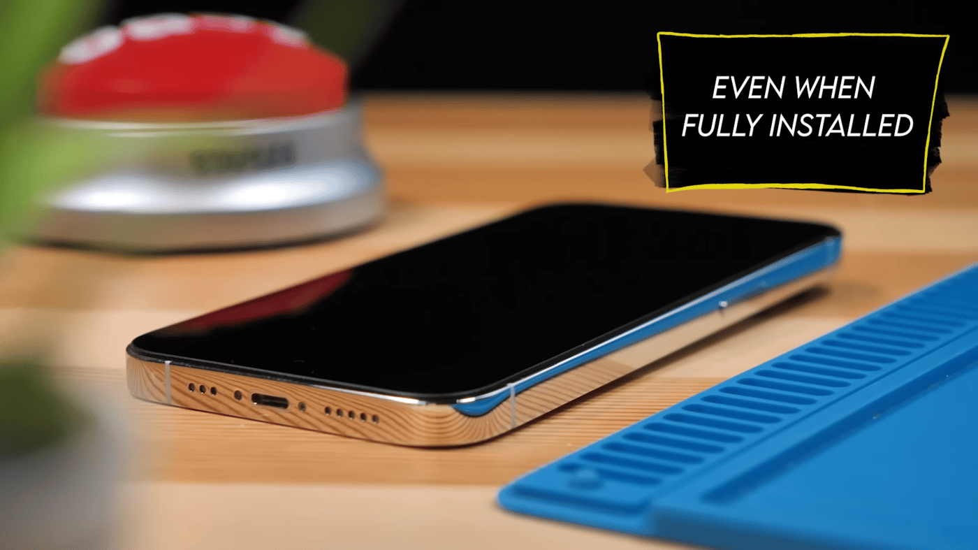 Protruding OLED screen on an iPhone from AliExpress