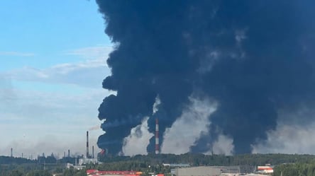 У Ярославлі через атаку БпЛА масштабна пожежа на НПЗ та перекрито трасу - 285x160