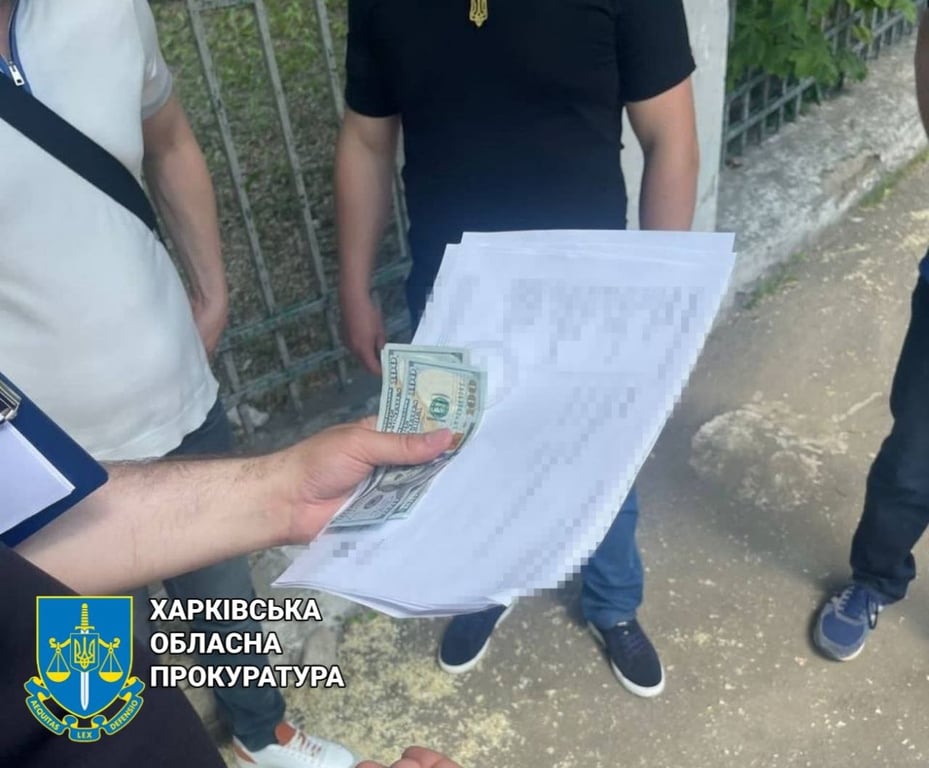 Працівника виконавчої служби зловили "на гарячому"