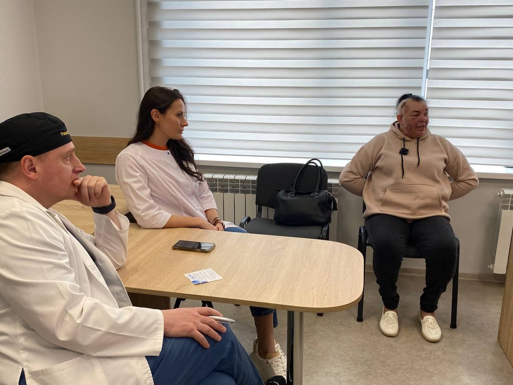 Обломки вражеской ракеты лишили лица - история женщины из Рубежного, которая учится улыбаться - фото 2