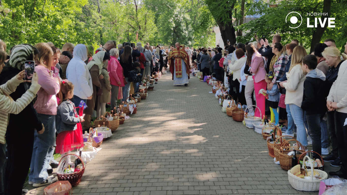 С надеждой на победу — как празднуют Пасху в Одессе - 250x140