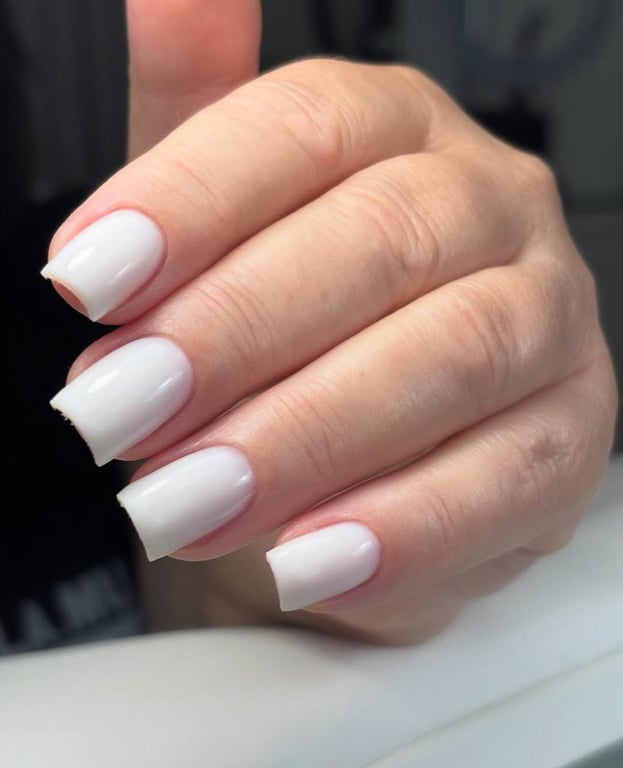 Молочний колір на нігтях має витончений вигляд