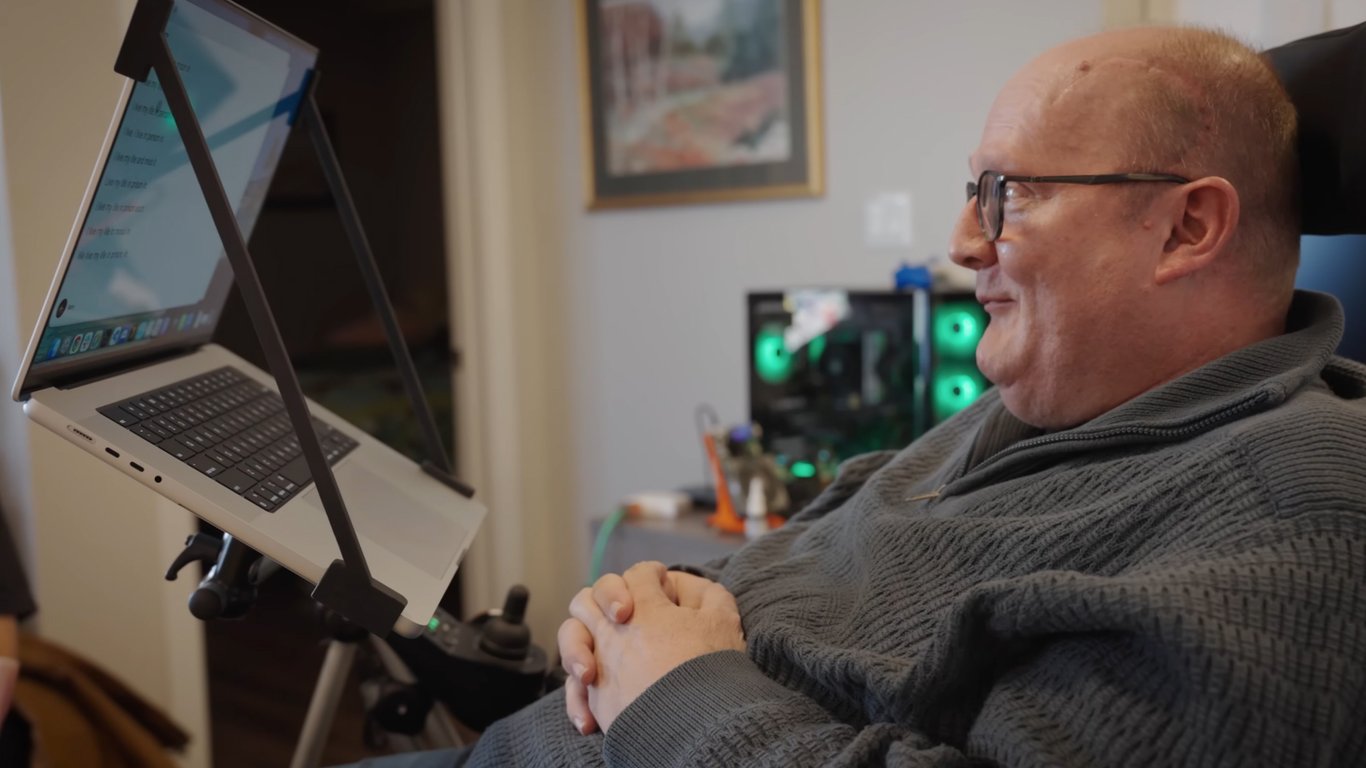 Neuralink впервые восстановил речь через мозговой имплант: видео