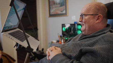 Neuralink впервые восстановил речь через мозговой имплант: видео - 285x160