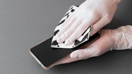 Як очистити екран телефона від відбитків пальців і плям - 285x160