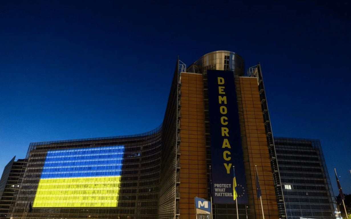 Від Парижа до Нью-Йорка: світ засяяв кольорами прапора України - фото 3