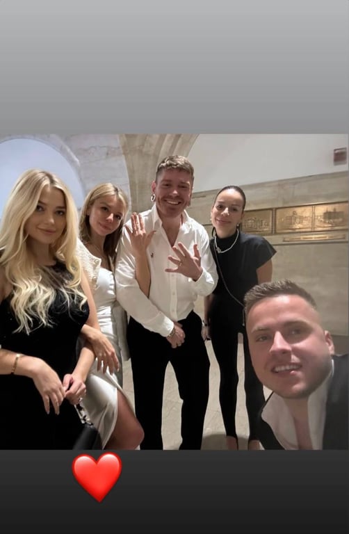 Олександр Кривошапко та його дружина з друзями