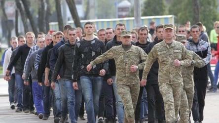 В Україні можуть мобілізувати деяких чоловіків до 25 років — хто саме підлягає призову до ЗСУ - 285x160